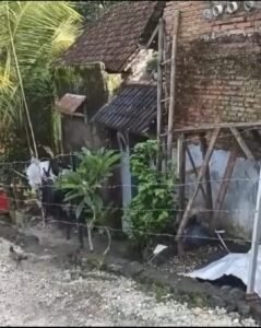 Pagar kawat berduri dipasang oleh pihak yang mengklaim sebagai pemilik tanah.
