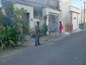 Upaya fogging di Gianyar pada awal April 2025 untuk mencegah demam berdarah.