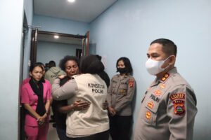 Suasana haru pecah di ruangan rumah sakit tempat anggota polisi meninggal dunia.