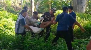 Korban dievakuasi ke RS Kasih Ibu karena ditemukan penuh luka di bawah jembatan.