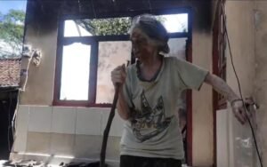 Rumah dan perabot rumah tangga keluarga lansia di Jungutan Karangasem terbakar.