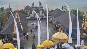 Objek wisata gate of heaven Lempuyang kembali dibuka dan langsung ramai pengunjung.