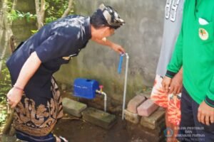 Bupati Klungkung, Made Satria, saat mengecek sambungan air warga.