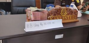 Jaksa menyita uang tunai dalam penggeledahan di sekolah.