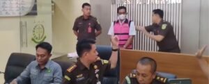 Kepala SMKN 1 Klungkung ditahan oleh jaksa atas dugaan penyalahgunaan dana komite sekolah.