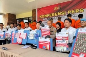 Tersangka dan barang bukti ditunjukkan saat konferensi pers di Mapolresta Denpasar, Senin (21/4).