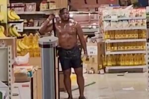 Tangkapan layar memperlihatkan momen saat seorang WNA asal Afrika mengamuk di dalam sebuah supermarket di kawasan Kalibata City, Jakarta Selatan, Senin (21/4).