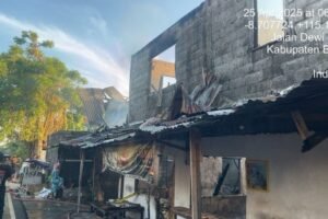 Kebakaran bangunan 2 lantai di Jalan Dewi Sri VIII, Lingkungan Legian Kelod, Kuta, Badung, Jumat (25/4/2025) dini hari.