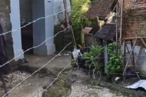 Rumah warga di Kelurahan Beng, Gianyar, ditutup kawat berduri.