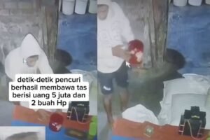 Tangkapan layar dari rekaman CCTV menunjukkan seorang pria berjaket hoodie putih dan celana pendek dengan santai masuk ke rumah warga di Perumahan Taman Lembu Sura, Ubung Kaja.