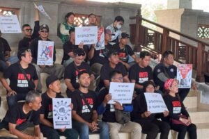Serikat buruh menggelar aksi damai di Puspem Badung pada Rabu (30/4/2025) untuk menolak praktik union busting dan menuntut perlindungan nyata terhadap hak-hak pekerja di Bali.