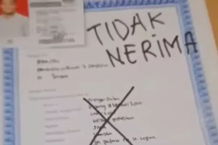 Tangkapan layar ijazah yang dicoret “Tolak Sumba” dan “Tidak Terima”.