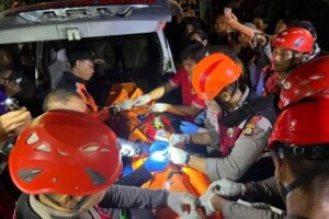 Proses evakuasi NKMS, 21, ditemukan tewas setelah terjatuh dari Jembatan Tukad Bangkung.