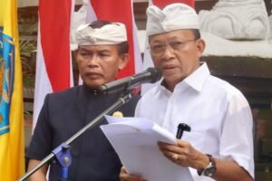 Gubernur Bali, Wayan Koster saat membacakan surat edaran gubernur.