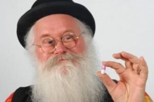 Christian Poincheval (65), pria asal desa Gesvres, Prancis.
