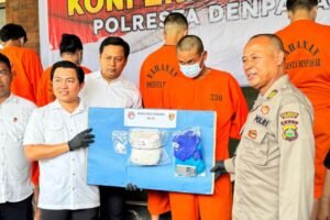 Tersangka Daniel dihadirkan saat konferensi pers di Mapolresta Denpasar, Senin (21/4).