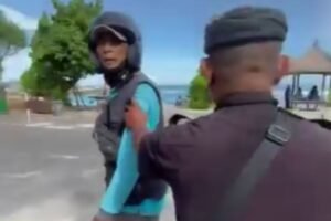 Tangkapan layar keributan antara ojek online dan lokal di Pantai Melasti.