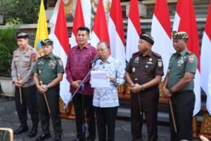 Gubernur Bali, Wayan Koster saat konferensi pers pada Senin (12/5).