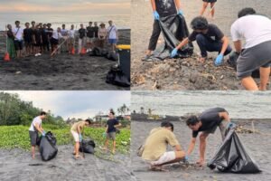 Aksi beach clean up yang dilaksanakan oleh Coco Development Group bersama pemuda setempat di Pantai Sogsogan pada Minggu (11/5).