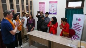 Dubes Australia untuk Indonesia, Rod Brazier (kiri) bersama Wamen Veronica Tan, saat meninjau Sekolah Perempuan di Desa Dauh Puri Kaja, Denpasar.