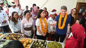 Dubes Australia untuk Indonesia, Rod Brazier (kanan) bersama Wamen Veronica Tan, saat meninjau Sekolah Perempuan di Desa Dauh Puri Kaja, Denpasar.