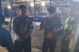 Polisi mengolah TKP pelemparan batu oleh OTK di Jalan Tukad Badung No. 335, Renon, Denpasar Selatan.
