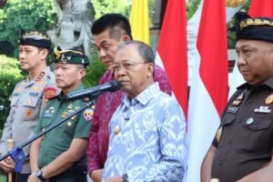 Gubernur Bali, Wayan Koster saat konferensi pers di halaman depan Gedung Gajah, Jayasabha.