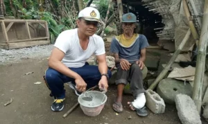 AKP Gede Endrawan (kiri) saat melaksanakan bedah rumah di kediaman Wayan Puger di Desa Melinggih, Payangan pada Agustus 2017 lalu.