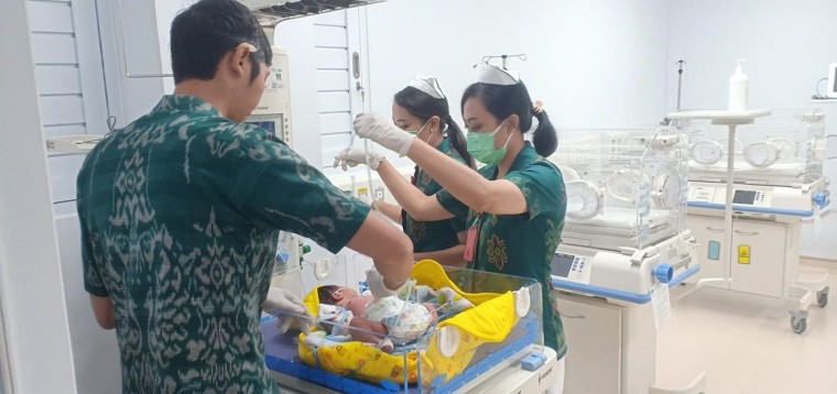 Bayi laki-laki yang dibuat dalam perawatan tim rumah sakit daerah Bangli.
