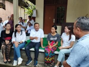 Bupati Gianyar bersama istri dan putrinya saat mengunjungi salah satu penerima beasiswa.