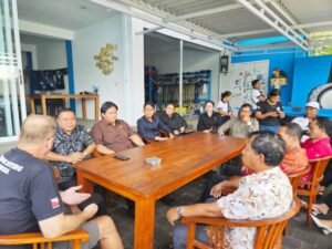 Anggota Komisi III dan Komisi IV DPRD Karangasem saat mendatangi perusahaan wisata bahari di Manggis.