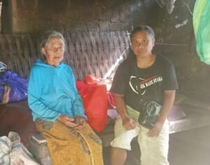 Nenek Nadi (kiri) asal Desa Taro, Tegallalang menerima bingkisan sembako dari relawan kemanusiaan.