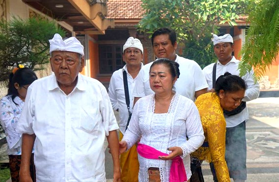 Gusti Made Tusan (kiri) diampingi istri Mas Sumatri yang kini jadi Anggota DPRD Bali bersama dua putranya.
