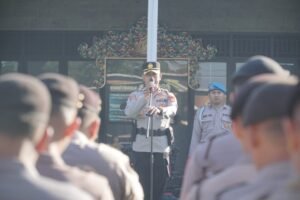 Kabag Ops Polres Bangli saat memimpin dan memberi arahan ke pasukan terkait May Day 2025.
