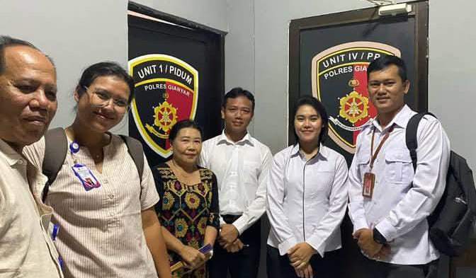 Wakil Ketua KPAD Bali Agung Putra Wirawan (kanan) saat kunjungi Polres Gianyar.