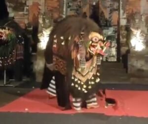 Pertunjukan seni Macepuk Barong Bangkal digelar di depan Pura Pengastulan, Bedulu.