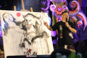 Komjen Pol Chryshnanda Dwilaksana menjelaskan mengenai karya lukis dalam pameran bertajuk Mbajing di Puri Lukisan Ubud.