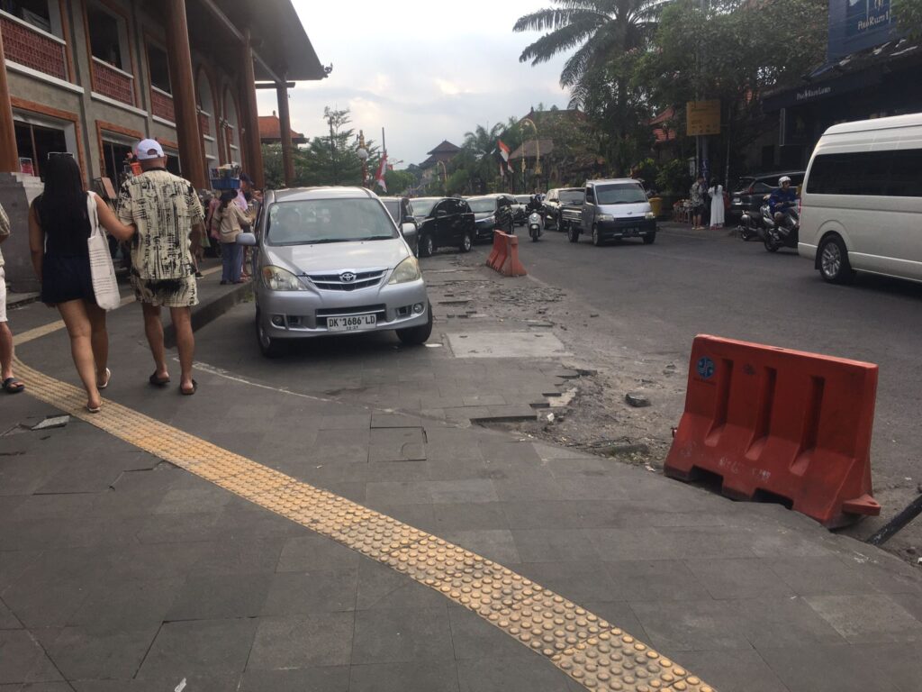 Trotoar di Pasar Ubud ini mengalami kerusakan diduga akibat digilas roda kendaraan.