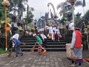 Karya IBTK di Pura Agung Besakih telah disineb dan masih menyisakan persoalan sampah plastik.