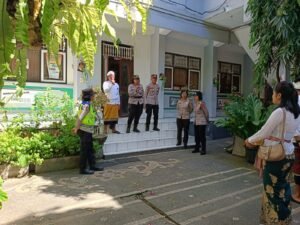 Suasana pengumuman kelulusan SMA dan SMK di Kecamatan Blahbatuh berlangsung secara daring.