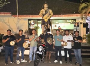 Putu Beruk (tengah) mencuri gamelan berhasil ditangkap oleh Unit Reskrim Polsek Ubud.