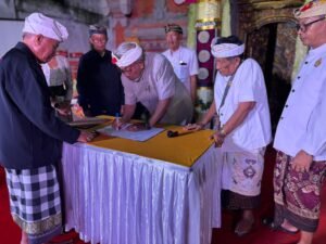 Prajuru Desa Adat Manuaba, Desa Kendran, Kecamatan Tegalalang berkomitmen mengatasi sampah selama piodalan.