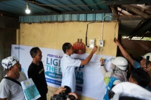 Wakil bupati Klungkung saat menghidupkan listrik gratis hasil sumbangan pegawai PLN Bali Timur.