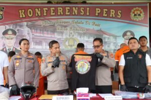 Barang bukti baju ditunjukkan oleh Kapolres Gianyar dan jajarannya.