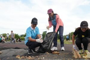 Para pegawai PLN Bali Timur menggelar aksi bersih lingkungan di Pantai Sidayu, Klungkung.