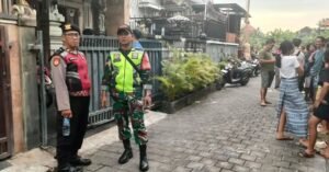 Aparat kepolisian bersama Babinsa Batubulan saat mengecek TKP kejadian rumah majikan di Batubulan.