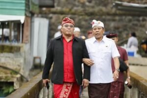 Ketua DPRD Karangasem (kiri) bersama Bupati Karangasem.