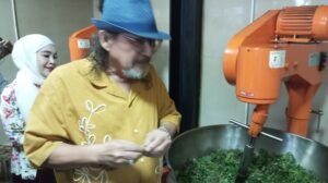 Peracik minyak herbal Bambang Pranoto didampingi CEO Sanga Sanga, Riva saat meninjau pabrik.