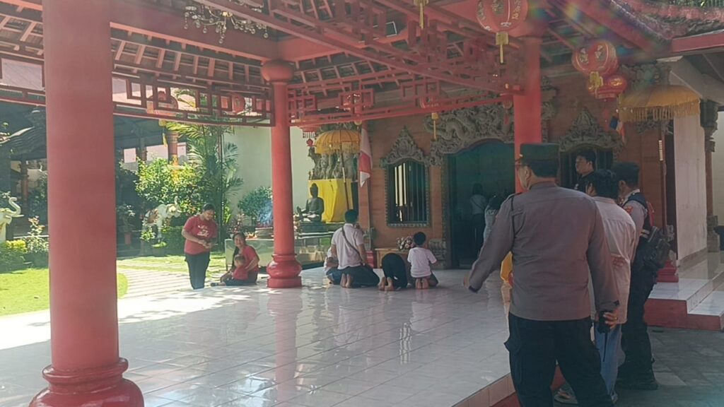 Umat Budha menggelar persembahyangan di Wihara Amurva Bhumi Blahbatuh, Gianyar, saat hari suci Waisak.