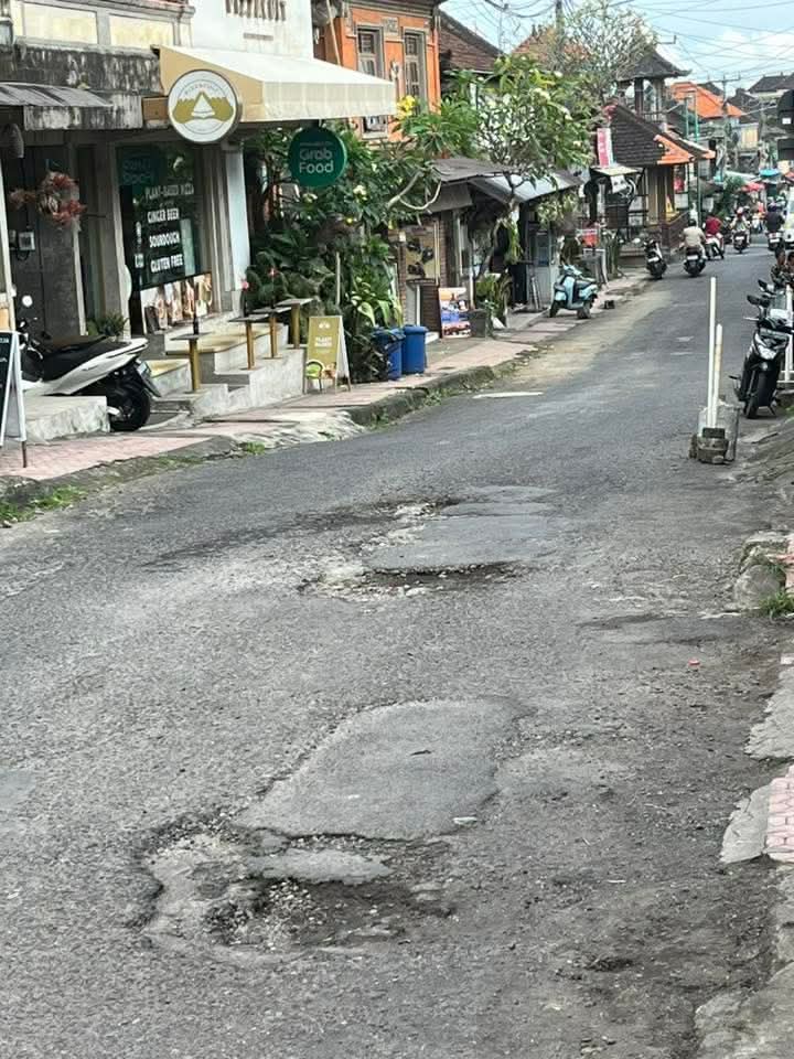 Jalan Sriwedari Ubud mengalami bolong di bagian yang bisa membahayakan pengguna jalan.